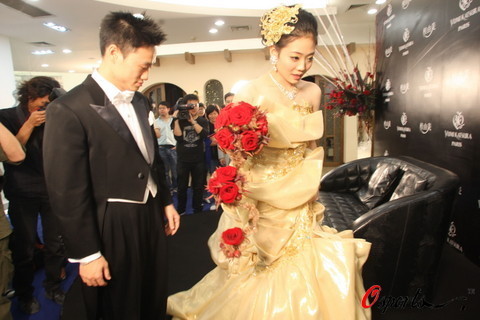 意大利著名婚纱设计师_日本著名婚纱设计师桂由美的婚纱秀在东京举行(2)