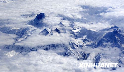空中看白雪皑皑的雪域高原。新华社记者 普布扎西 摄