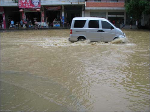 广西遭遇历史同期罕见强降雨天气 大部地区暴