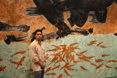 陈强觉得锦鲤是中国绘画符号里有代表性的一个东西,一群一群的小鲤鱼代表着生命力.