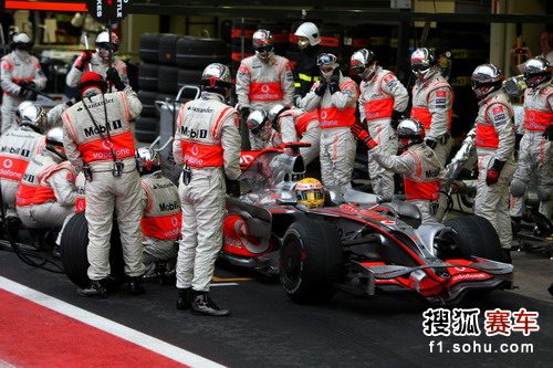 图文f1巴西大奖赛正赛汉密尔顿在维修站