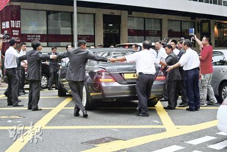 大刘离开华置时非常大阵仗，保安筑成人肉链包围他的坐驾，让车慢驶出马路