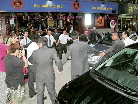 大刘出车时酿成人车争路情况，酒吧的围观者则在旁喝采大叫：“大刘！大刘！”