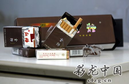 烟店出售假烟十分离谱 云烟烟盒内装各牌烟(图