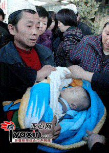 龙龙的父亲马骎及堂弟、姑姑等10余人在医院门前讨要说法。本网记者 陈峰 摄