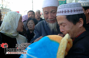 马骎抱着儿子的尸体失声痛哭,在一旁的老父更加承受不住孙子的离去。本网记者 陈峰 摄