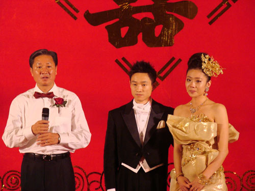 图:杨威杨云浪漫大婚 证婚人上台发言