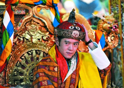 不丹28岁新国王登基 白马王子引女孩尖叫(图)
