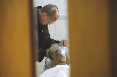 犯人获特批出狱见病危父亲 病房里含泪下跪(图)
