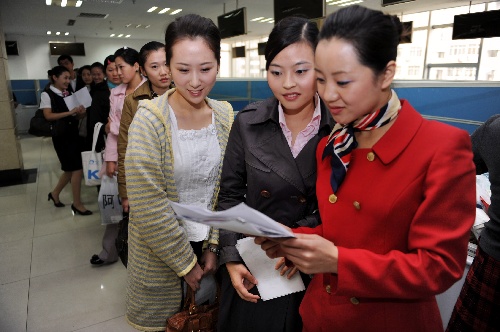 图文:人才市场招空姐 应聘者等候面试