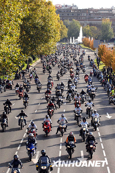 组图:西班牙摩托车手大游行 呼吁政府改善交通