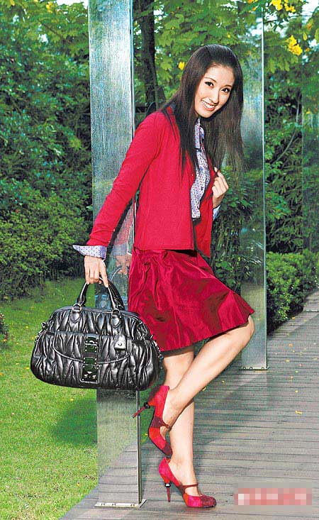 田中千绘穿miu miu秋冬1万8500元衬衫、1万元毛衣、裙1万6500元，拎着她觉得酷酷的5万元皱褶包。 