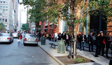 上午8 点，记者来到设在曼哈顿中城巴鲁克学院的投票站, 此时学院图书馆朝街的旋转门前已排起一列长队