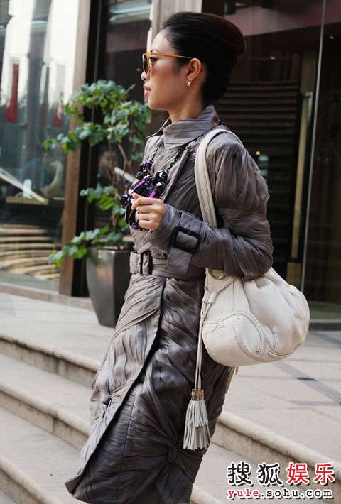 张龄心知性写真 精致细节自然流露熟女气质
