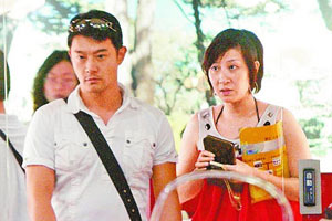 因为哈林几乎天天打电话给老婆嘘寒问暖,黄维德与现任女友;; 伊能静