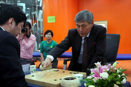 组图:国象大师挑战"围棋皇帝" 徐俊曹薰铉对决
