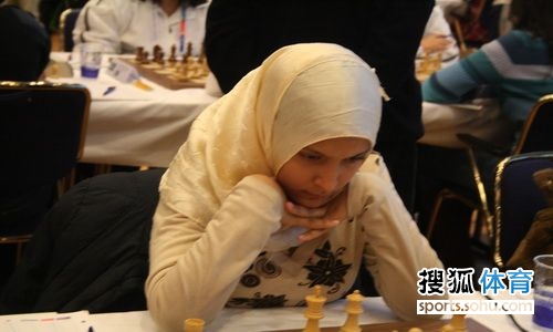 图文:穆斯林女棋手备受关注 美女下棋心无旁骛