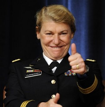 美国产生第一名女性四星上将 邓伍迪被授予军衔