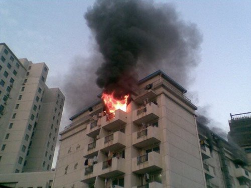 上海商学院失火，4名女生跳楼身亡
