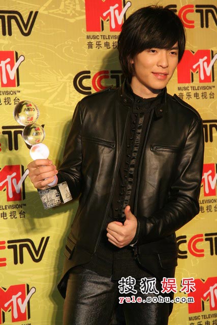第九届CCTV-MTV音乐盛典 萧敬腾秀奖杯