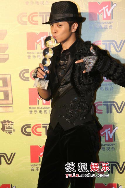 第九届CCTV-MTV音乐盛典 罗志祥亲吻奖杯