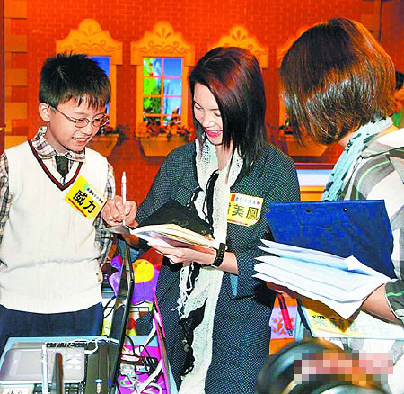璩美凤（中）录台视《百万小学堂》节目，小学生围着她要签名 