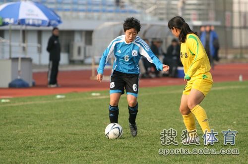 图文[女超]大连1-0江苏夺冠 樊婷婷过人