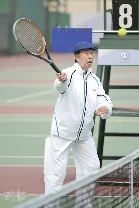 何鸿燊昨日参加网球比赛，成功连续7年夺冠，他笑言对手让赛，当是他的生日礼物