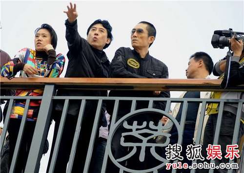 “铁三角导演”张艺谋（右）王潮歌（左）和樊跃在《印象大红袍》项目场地视查。刘鹰摄