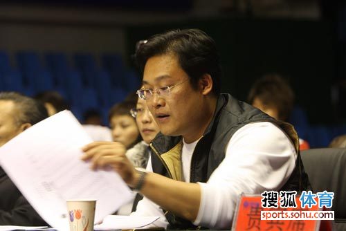 图文:全国举重冠军赛75公斤级 马文辉查看资料
