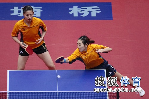 图文:乒球全锦赛第八日女双 王璇俯身近台接球