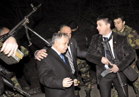 11月23日，枪击事件发生后，安全人员保护波兰总统（左一）离开。IC/供图
