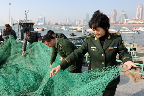 青岛:海警便民服务到船(图)