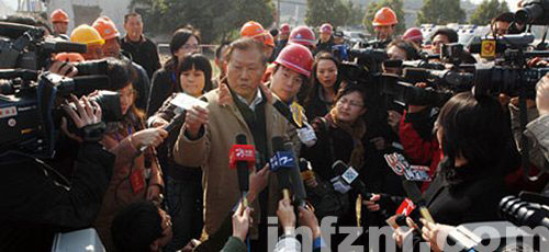 中铁隧道集团副总工程师王梦恕院士最初称塌陷为“突发自然灾害”。 图/杭州网