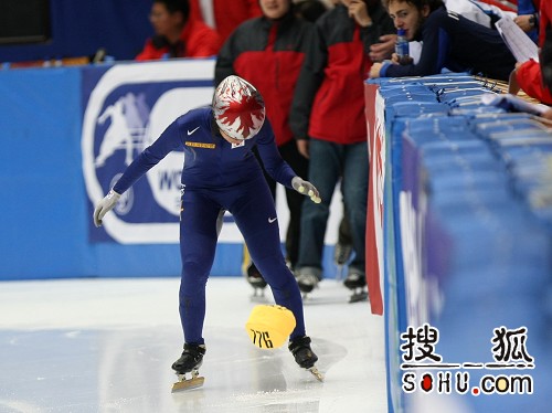 图文:短道世界杯中国站首日 朴升智撞向护板