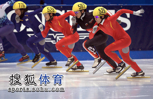 图文:短道世界杯中国站次日 选手起跑姿势