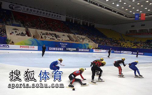 图文:短道世界杯中国站次日 选手滑出赛道