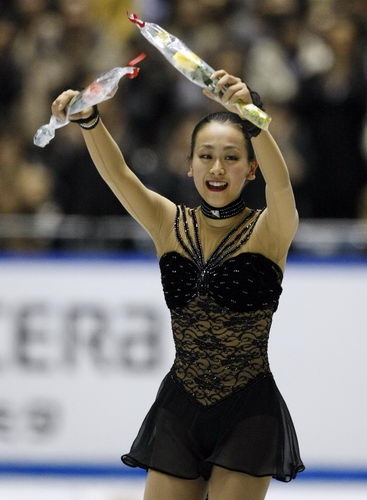 图文:花滑日本站女单自由滑 浅田真央手持鲜花