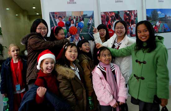 北京加拿大国际学校的孩子们在展览作品前合