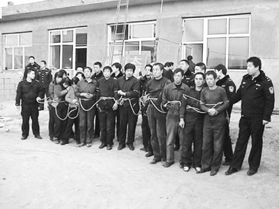 团伙三天制造非法炸药9吨 15名嫌疑人被抓(图)
