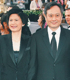 导演李安(右)和太太林惠嘉将返台出席金马奖颁奖典礼。