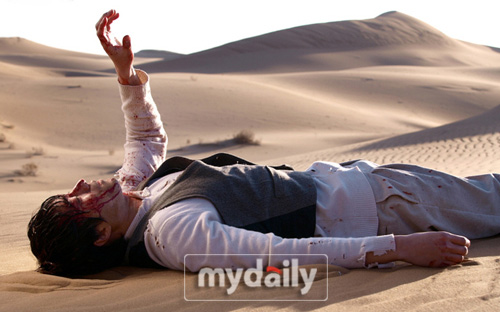 苏志燮躺在银川的沙漠中