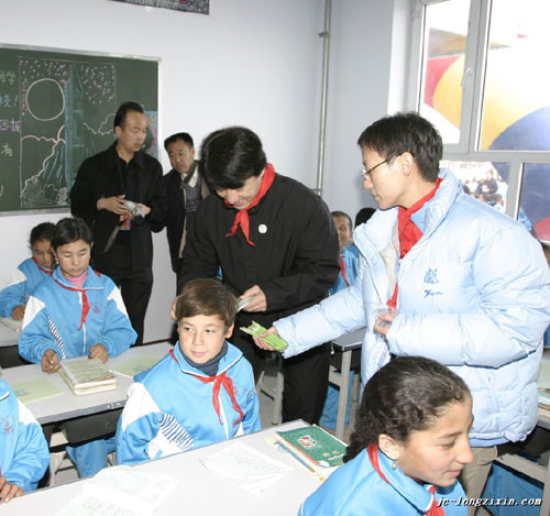 成龙给新疆 龙子心 小学的孩子赠送文具