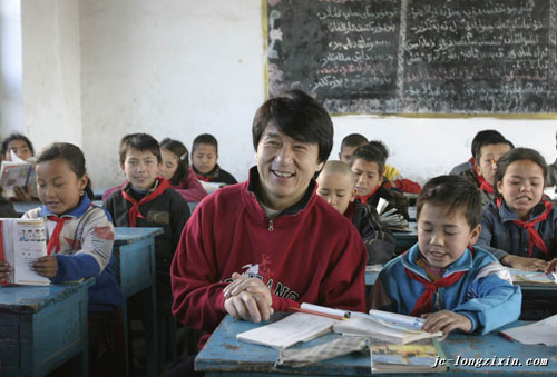 成龙与新疆 龙子心 小学的孩子们一起上课