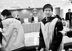 两中学生打架 一人招来黑衣帮打手群殴对方(图)-搜狐 ...