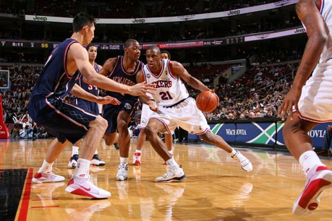 图文:[nba]76人vs篮网 阿联防守