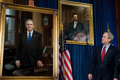 12月6日,美国总统布什在美国宾夕法尼亚州的费城出席自己肖像画的揭幕