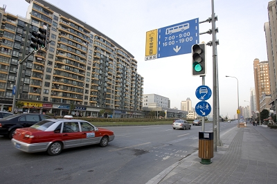 昨日下午3时许,浦东新区张杨路苗圃路路口发生离奇的连环车祸