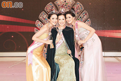 透过全民投票，选出新一届亚姐冠军姚佳雯（中）、亚军颜子菲（左）及季军赖琳恩。