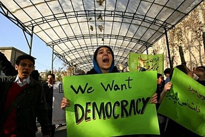 伊朗两批大学生示威表不同诉求引发冲突(图)